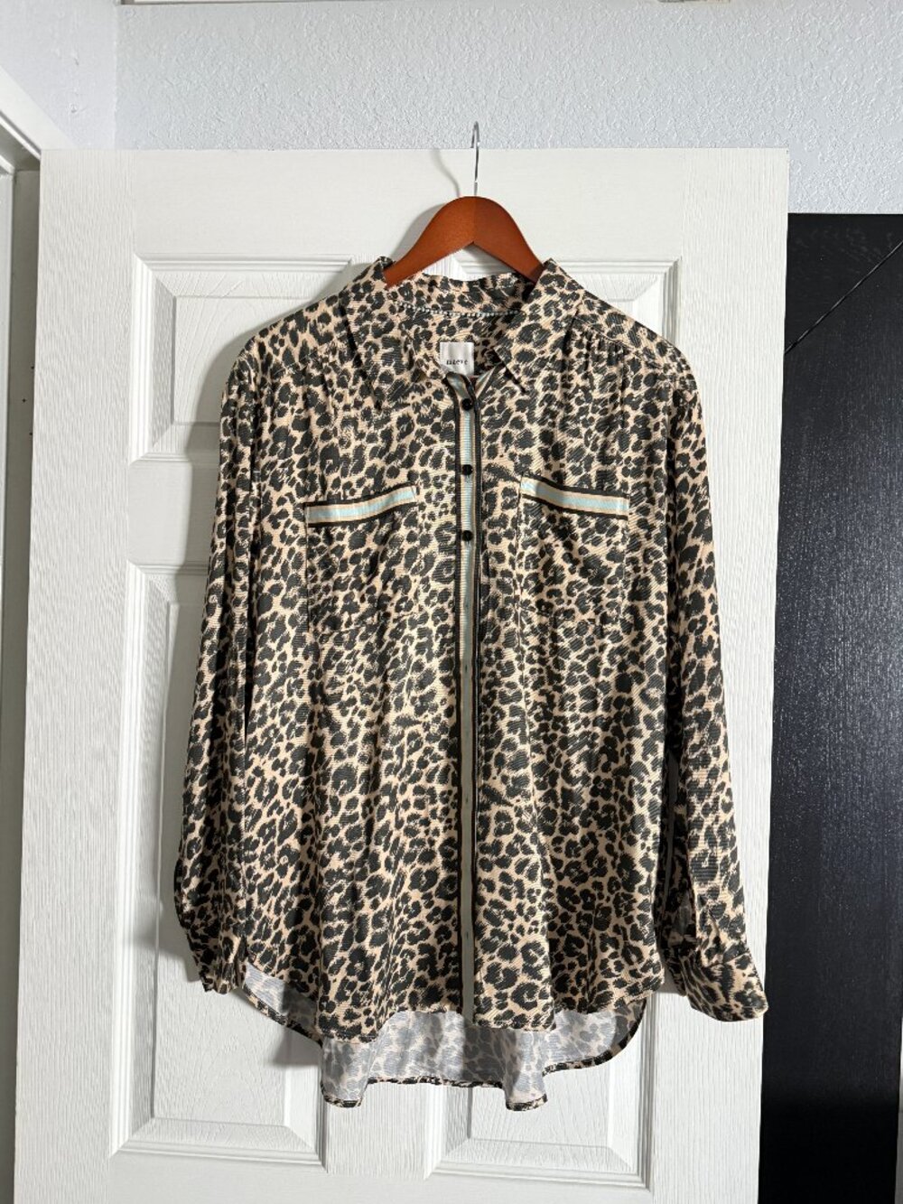 SUPER CUTE LEOPARD PRINT (M) BUTTON DOWN by Maeve/Anthropologie
